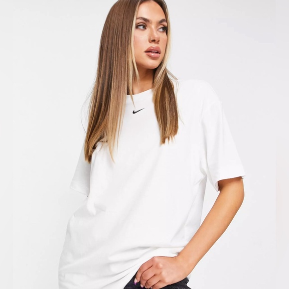 ASOS Nike essential boyfriend t-shirt in white - Picture 3 of 9